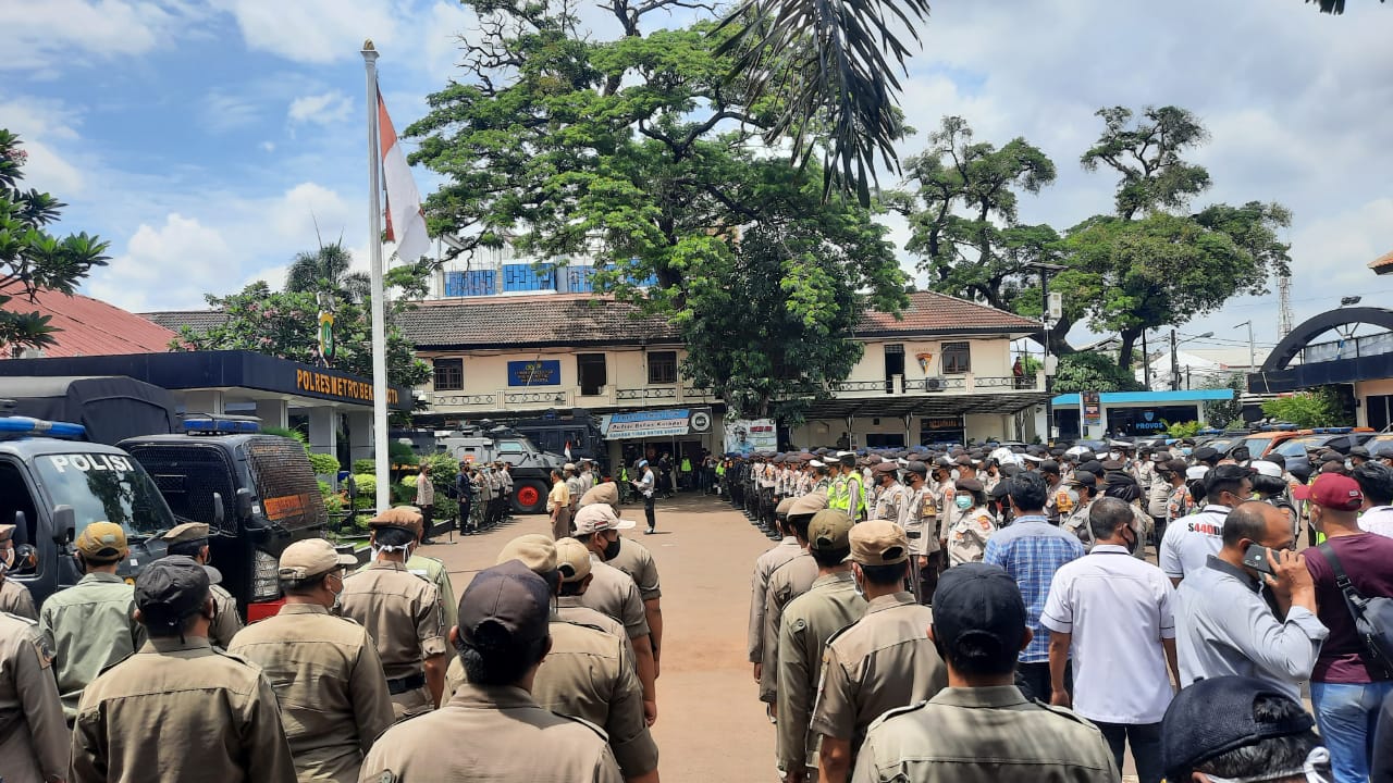 Personel Gabungan Menggelar Apel di Mapolrestro Bekasi Kota