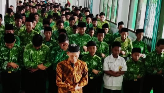 Pesantren Annur Bekasi melaksanakan sholat ghaib untuk almarhum KH.Ahmad Bagja