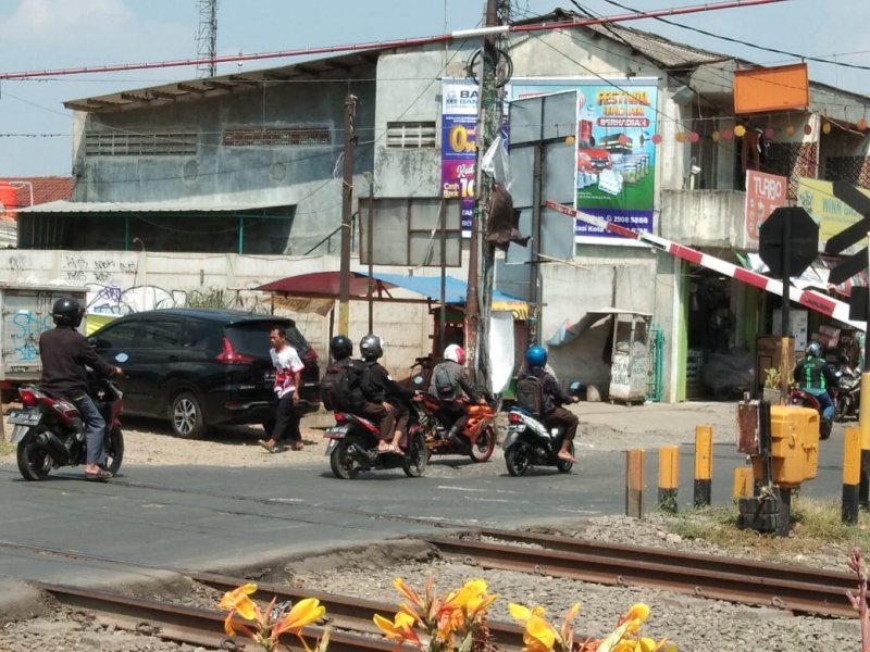 Pesepeda motor yang bandel di perlintasan palang pintu kereta api proyek, Bekasi Timur