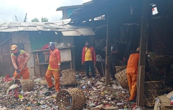 Petugas DLH Membersihkan Sampah di TPS Liar Milik ex PT Albaraya Bekasi Barat