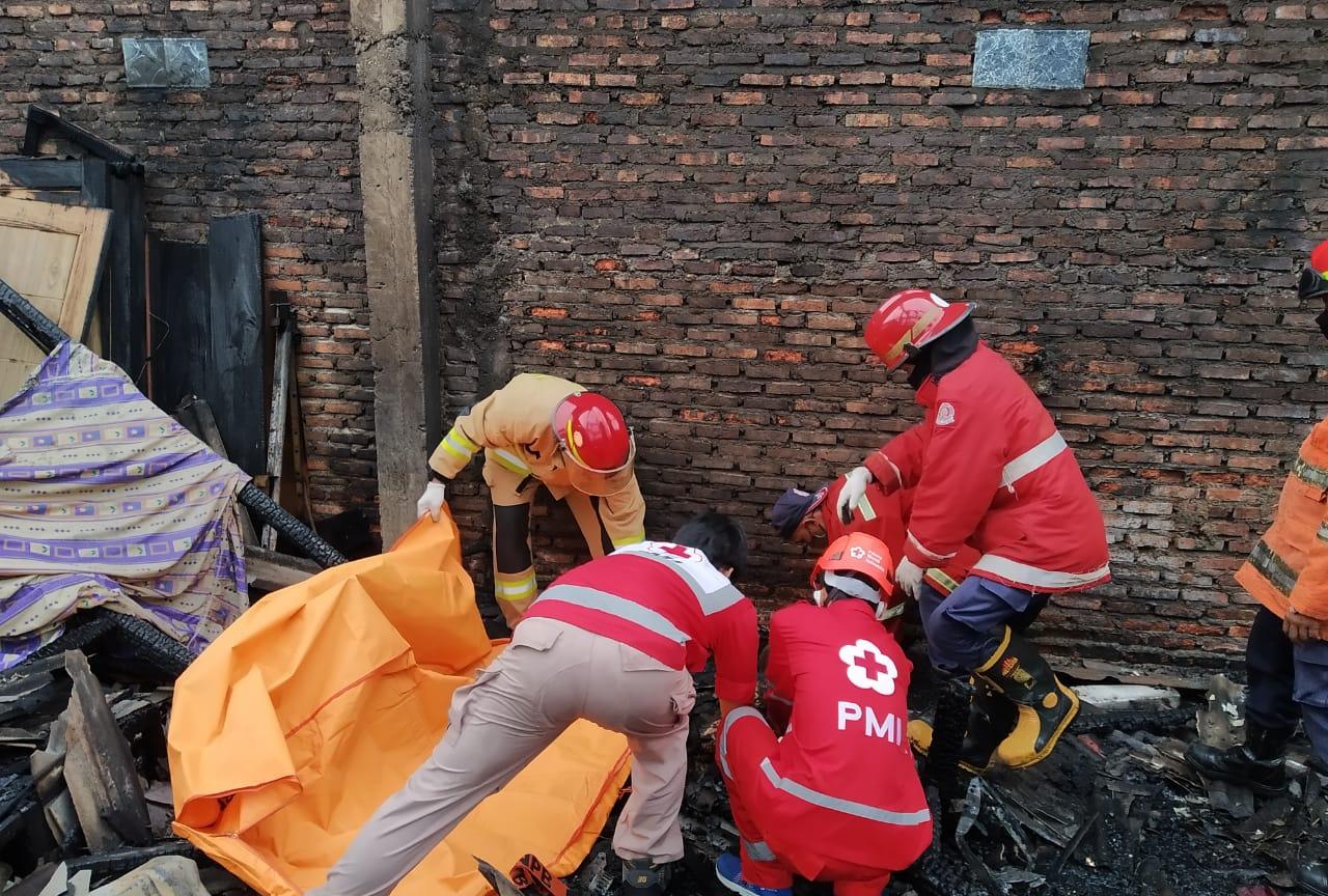 Petugas Gabungan Evakuasi Lokasi Kebakaran di Cimuning Bekasi