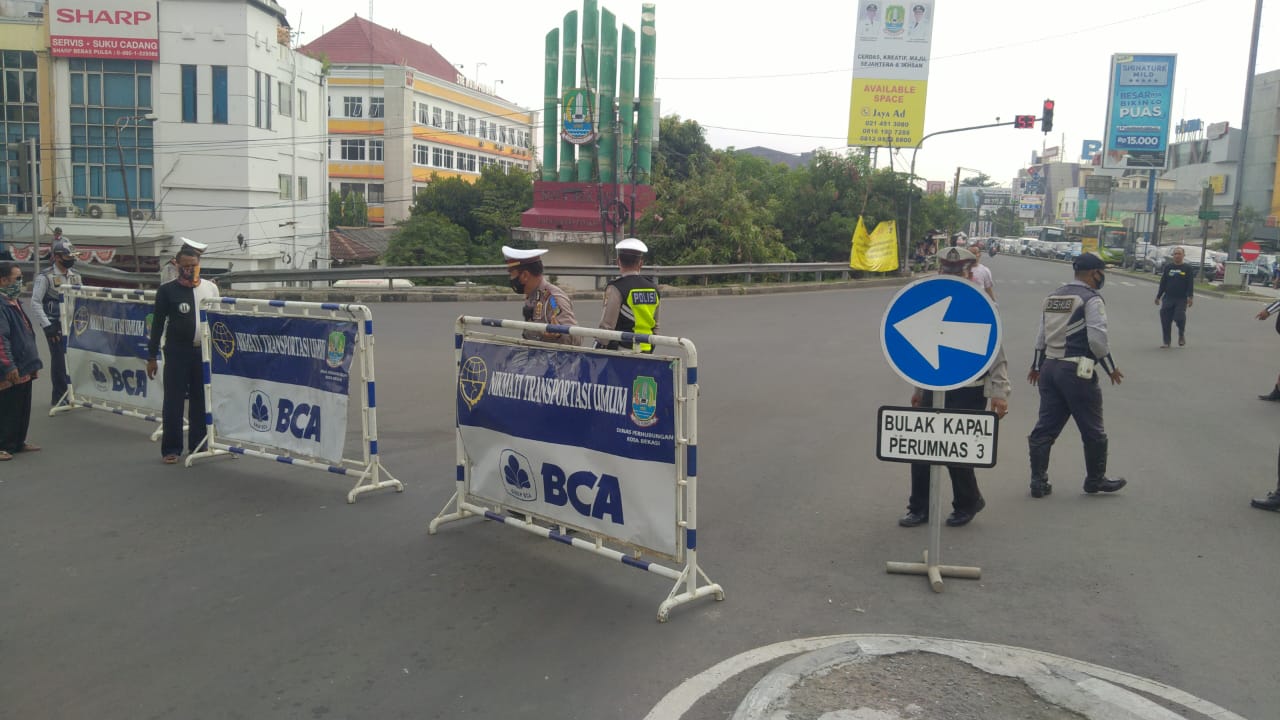 Petugas Gabungan Melakukan Penutupan Jalan Joyomartono