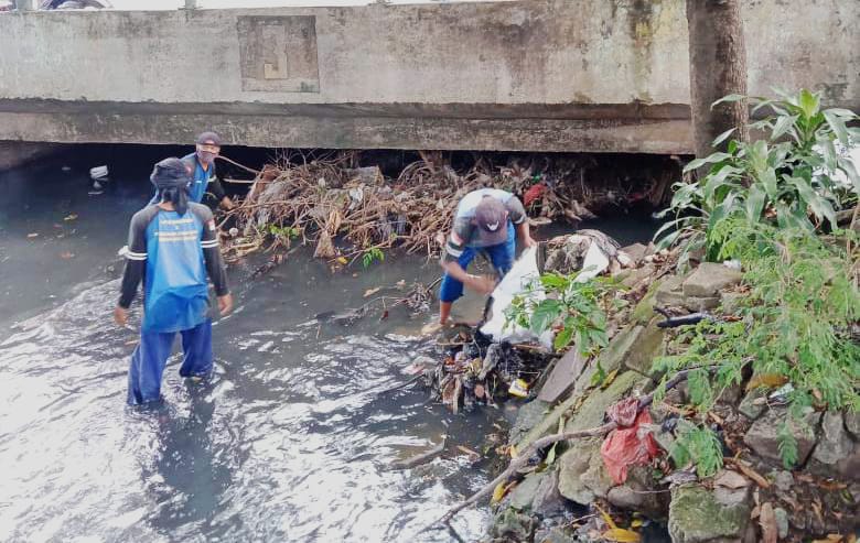 Petugas Membersihkan Sampah yang Menyangkut Dikolong Jembatan 3 Rawalumbu