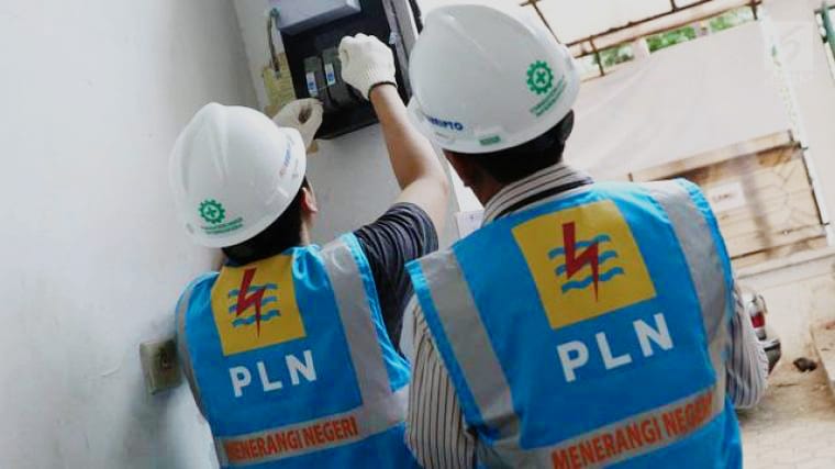 Petugas PLN Sedang Mengecek Token Listrik foto istimewa