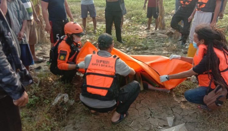 Petugas SAR gabungan saat evakuasi jasad bocah yang tenggelam di Kali Bekasi