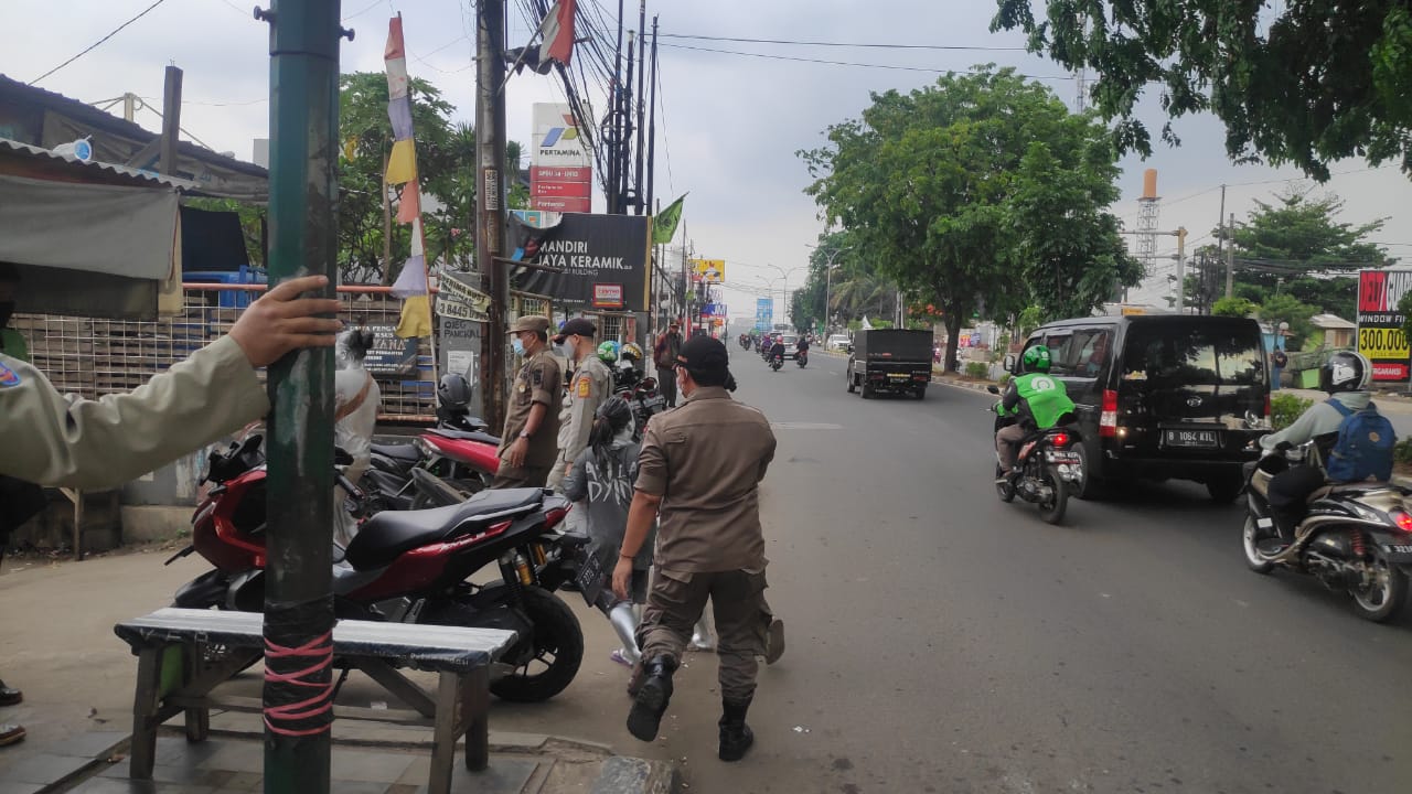 Petugas Satpol PP Jatiasih Tertibkan Pengamen di Jalan Wibawa Mukti depan gerbang tol Jatiasih