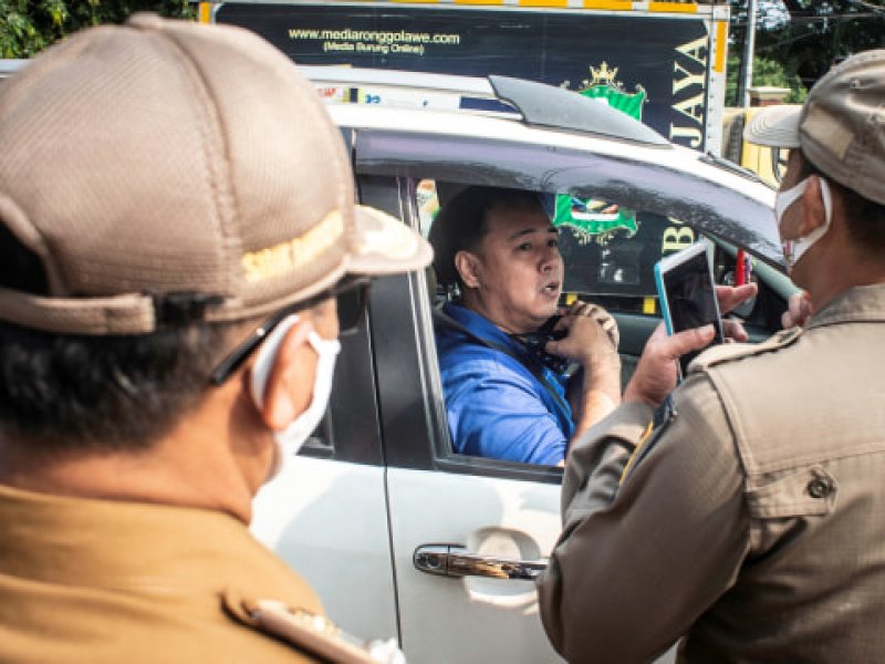 Petugas Satpol PP mengimbau kepada pengendara untuk menggunakan masker (ANTARA FOTO)