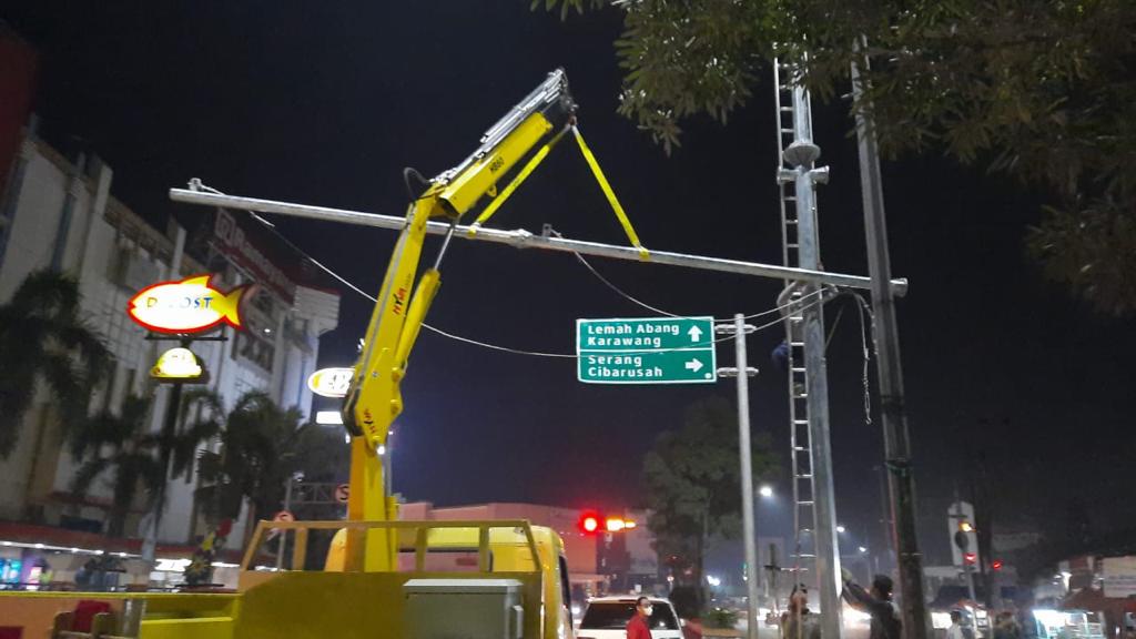 Petugas gabungan tengah memasang CCTV dalam penerapan tilang elektronik di Cikarang Bekasi