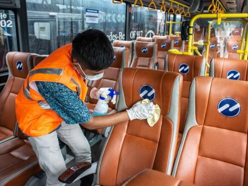 Petugas membersihkan interior bus TransJakarta untuk mengantisipasi penyebaran Covid-19. (ANTARA)