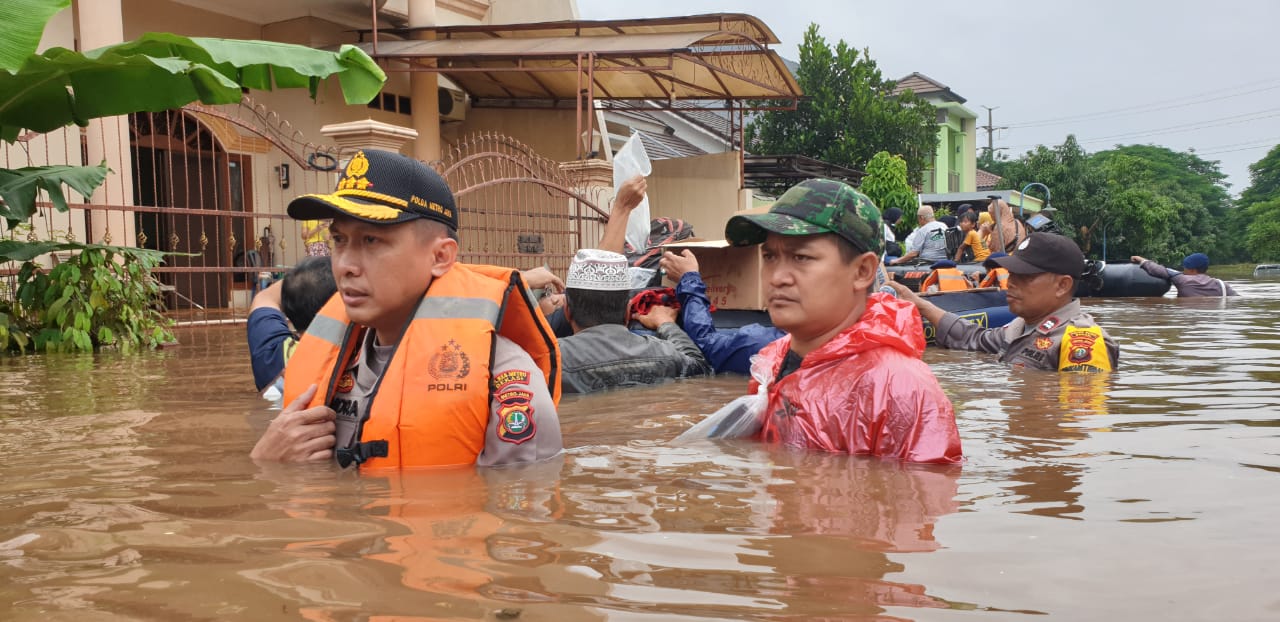 Petugas mengevakusai wrga di Perumahan Dukuh Bima