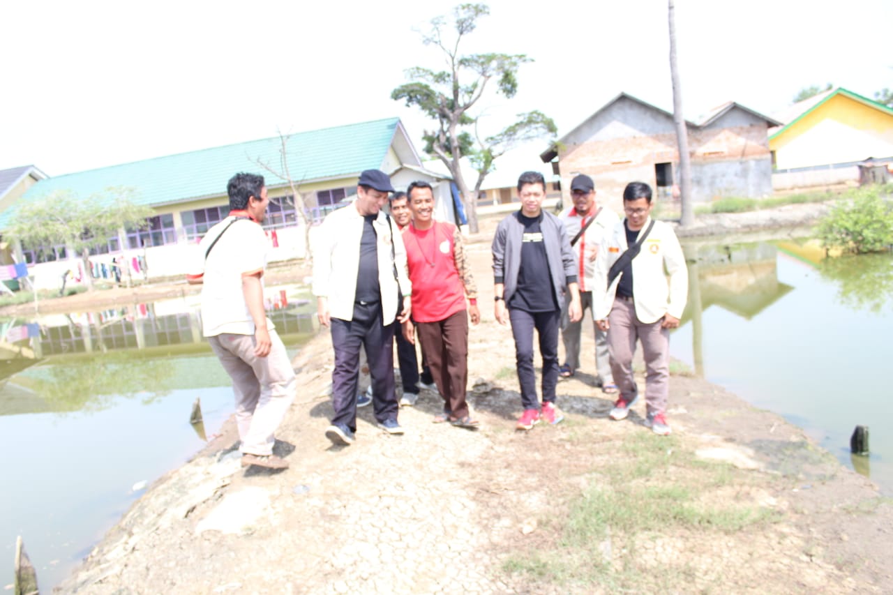 Pemuda Muhammadiyah Kabupaten Bekasi mengunjungi sekolah di Muara Gembong yang terdampak banjir rob