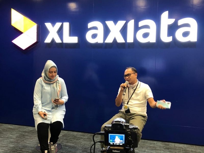 (Plt) Chief Teknologi Officer XL Axiata, I Gede Darmayusa (kanan)