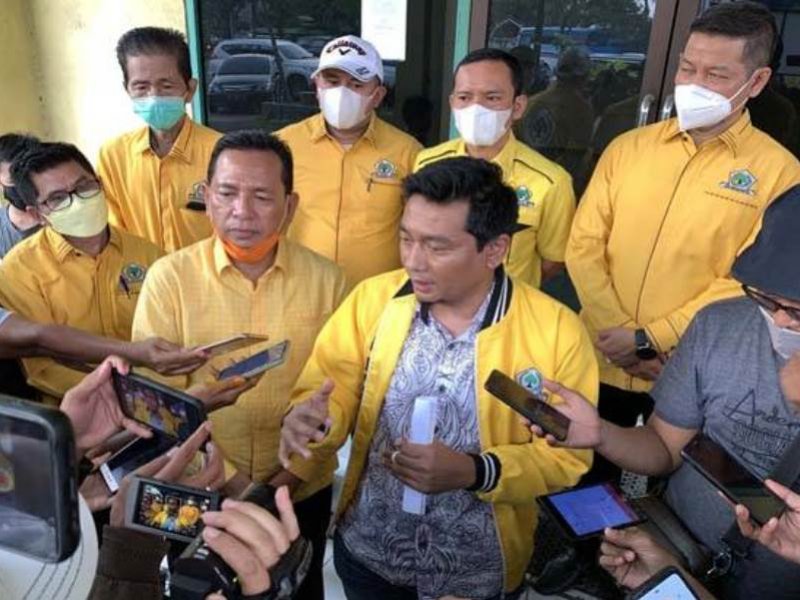 Plt Ketua DPD Partai Golkar Kota Bekasi, Aria Girinaya saat diwawancarai wartawan