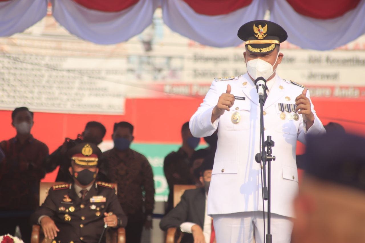 Plt Wali Kota Bekasi Tri Adhianto saat apel ke 25 HUT Kota Bekasi di Alun alun