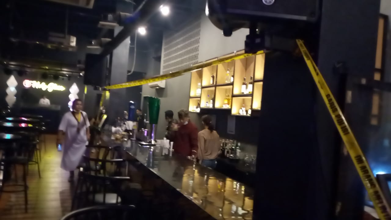 Polisi Segel Kafe Holly Glass di Galaxy Jakasetia Bekasi Selatan