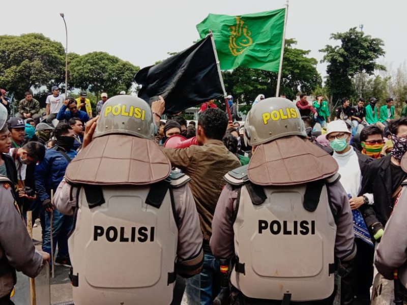 Polisi mengamankan aksi demo mahasiswa di depan Gedung DPR RI, Selasa (24/9)