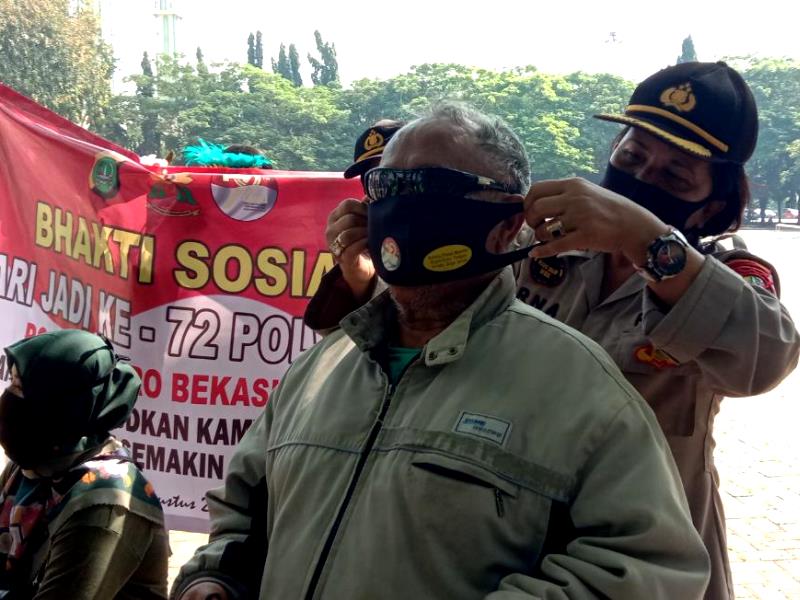 Polres Metro Bekasi Bagikan Masker di Hari Jadi ke 72 Polwan