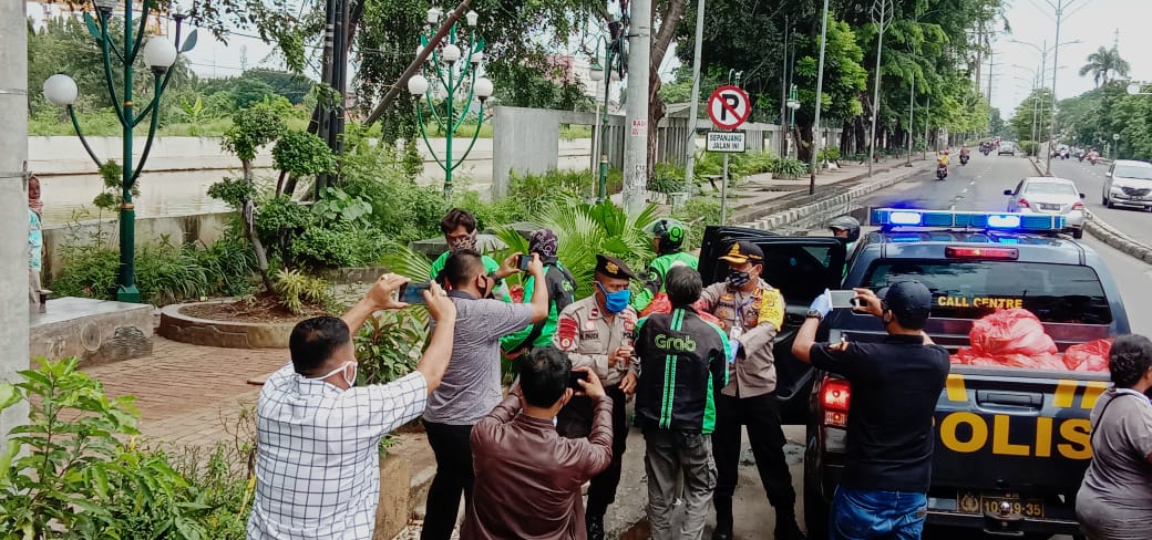 Polres Metro Bekasi Kota membagikan sembako kepada warga dan ojek online