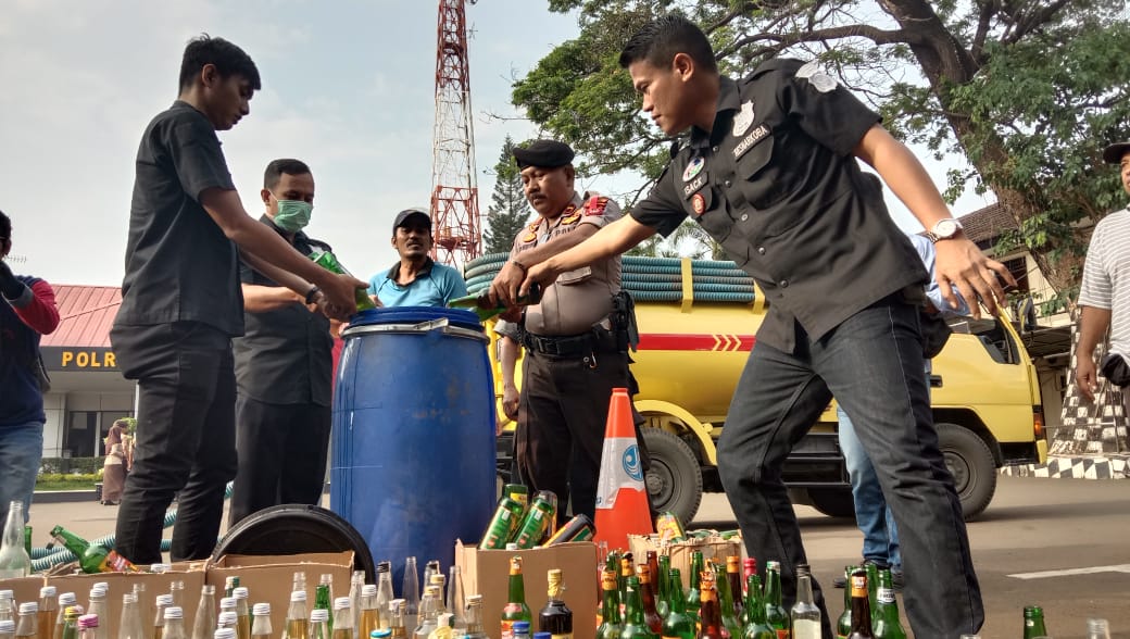 Polres Metro Bekasi Kota memusnahkan ribua botol miras menjelang akhir tahun 2019