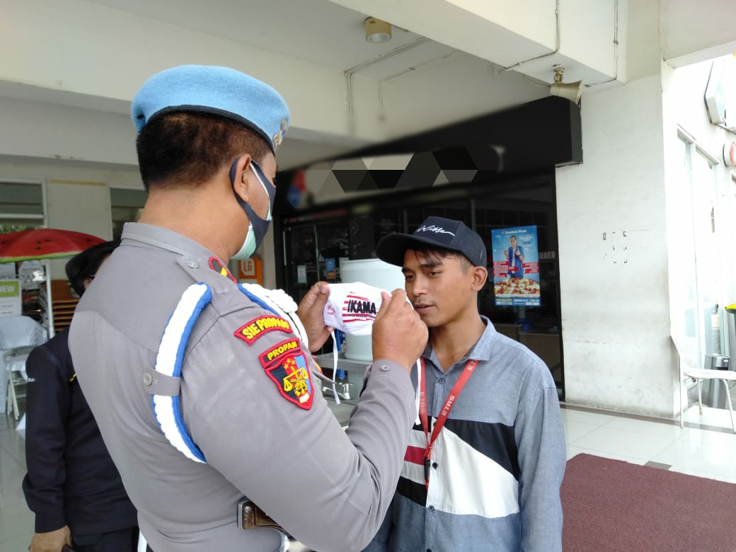 Polres Metro Bekasi Kota mengimbau warga pakai masker di pusat pelayanan fasilitas publik