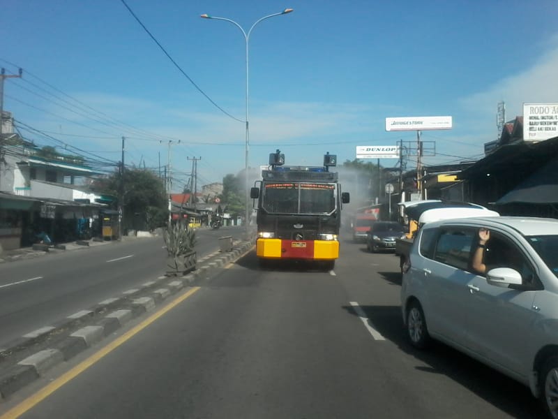 Polres Metro Bekasi melakukan penyemprotan disinfektan di Jalan Negera Antisipasi virus corona