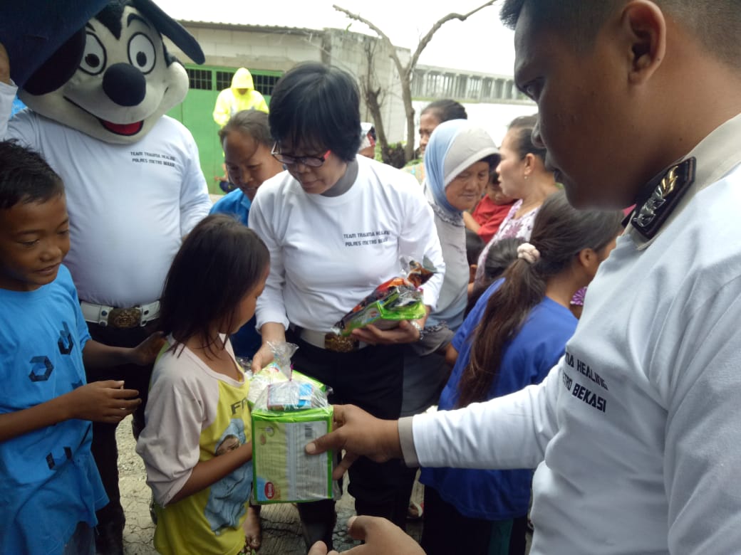 Polres Metro Bekasi memberikan trauma healing kepada anak anak korban banjir di Babelan