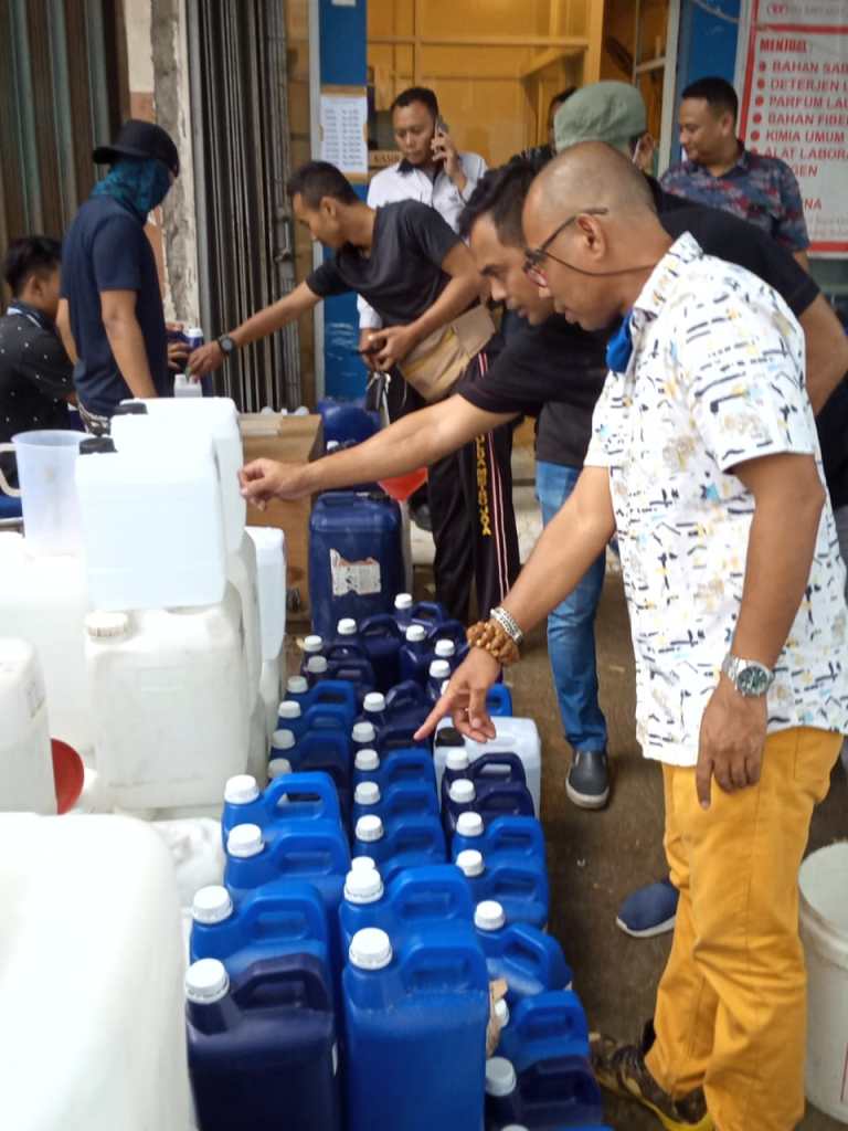 Polres Metro Bekasi menangkap pelaku penimbunan hand sanitizer di Cikarang Selatan