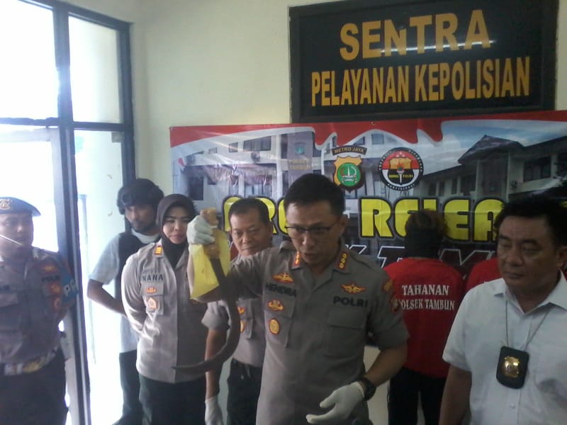 Polres Metro Bekasi menujukkan barang bukti dari empat orang kawanan begal