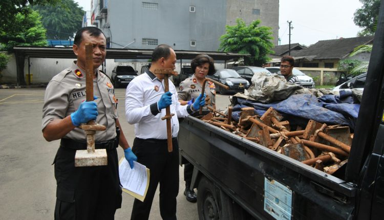 Polres Metro Bekasi menunjukkan barang bukti besi betol tol yang dicuri