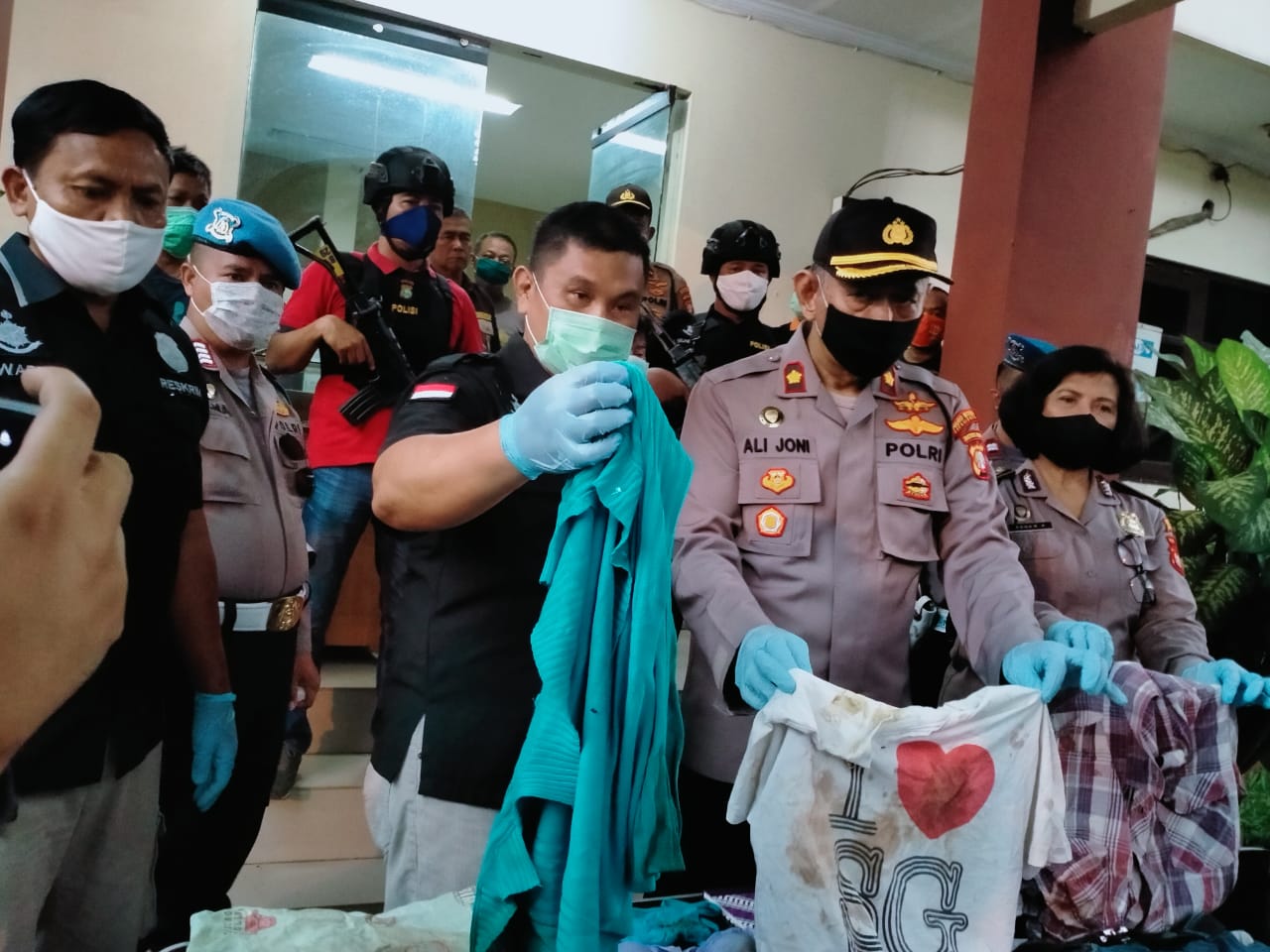 Polsek Bantar Gebang menunjukkan barang bukti pembunuhan seorang janda di Mustika Jaya