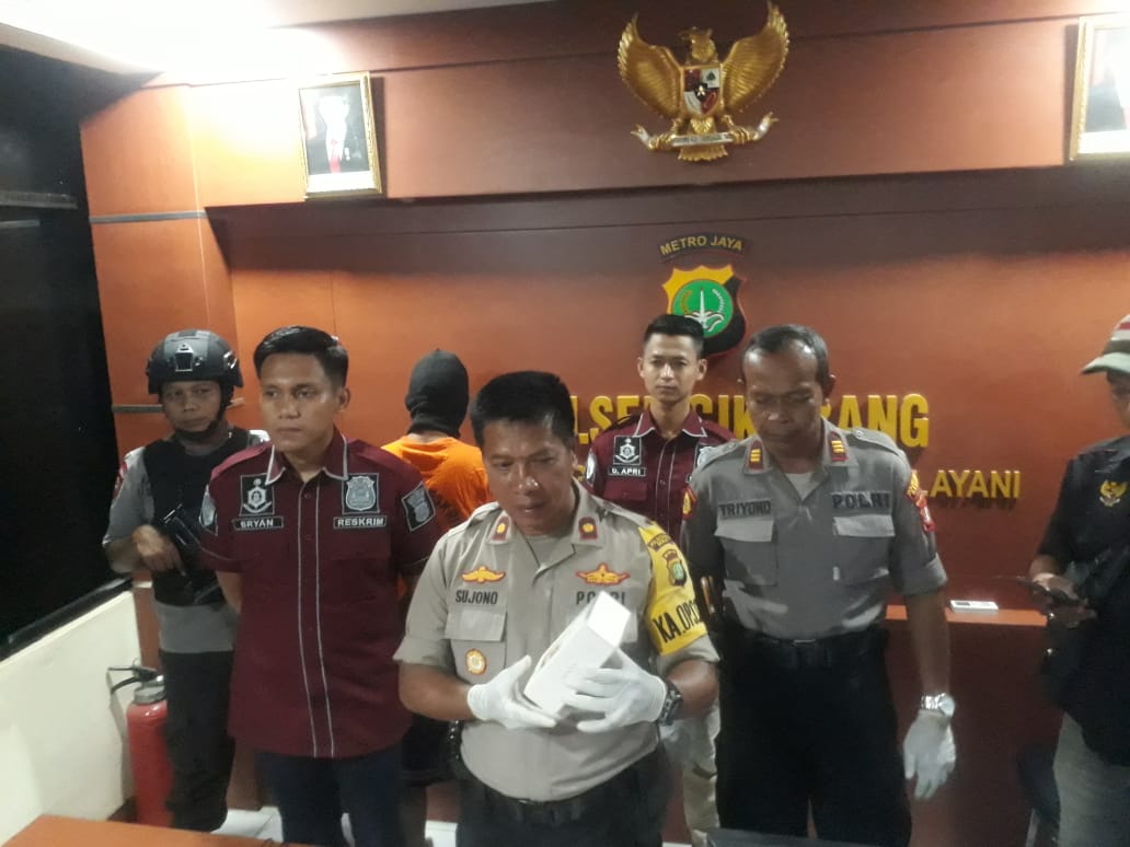 Polsek Cikarang menunjukan barang bukti dari pelaku penjambretan