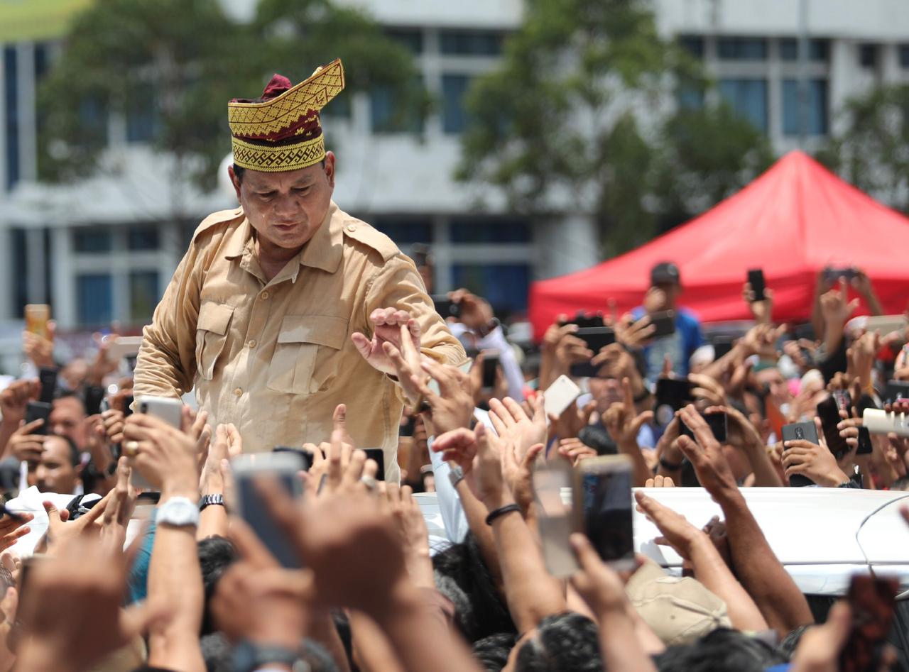 Prabowo Subianto saat menyapa masyarakat Riau