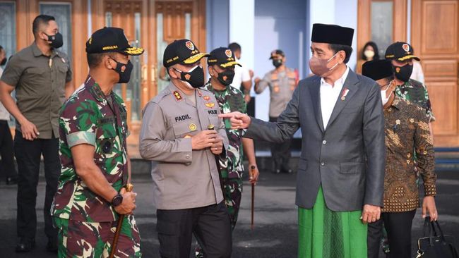 Presiden Joko Widodo menggunakan sarung saat berangkat ke Muktamar ke 34 NU.foto Biro Pers Setpres