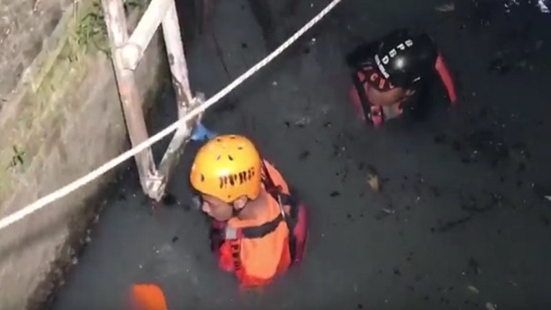 Proses pencarian bocah yang tenggelam di kali.Foto.tangkapan layar