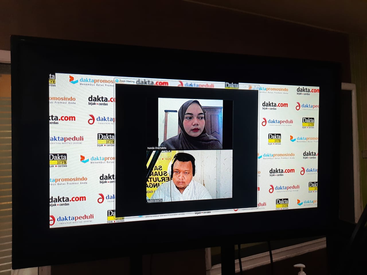 Public Relations Biskuit Kokola Regional DKI Jawa Barat Nanda Syifa Sashabila saat berbincang dengan