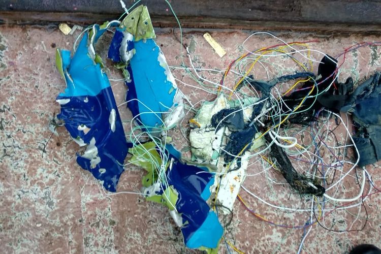 Puing dan kabel yang diduga berasal dari pesawat Sriwijaya Air.Foto Dok warga kepulauan seribu