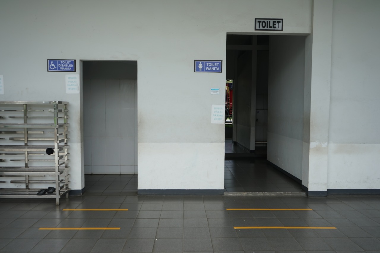 Rambu rambu pembatas jarak di toilet rest area jalan tol