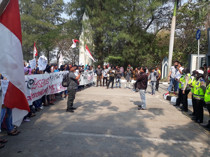 Ratusan Warga Pilar Cikarang Utara unjuk rasa di kantor Pemkab Bekasi 2