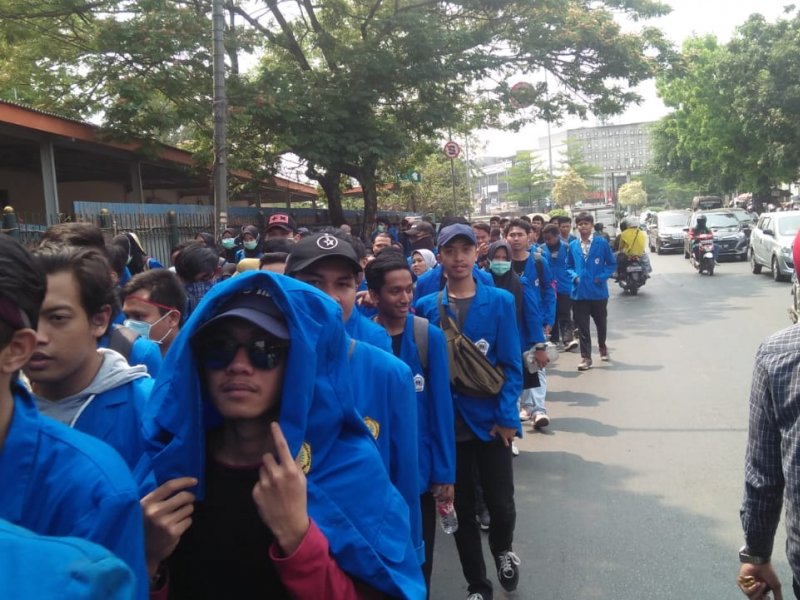 Mahasiswa STMIK Bani Saleh long mach dari Jalan Hasibuan ke Stasiun Bekasi untuk ikut aksi di DPR RI