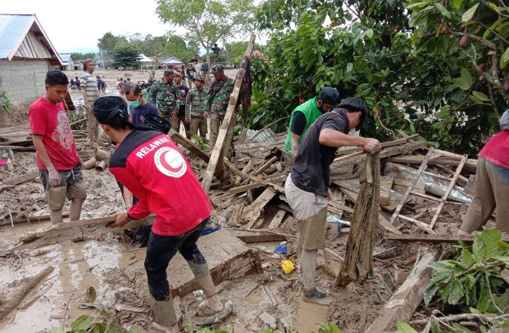 Relawan BSMI membantu pencarian korban banjir di Masamba pencarian korban