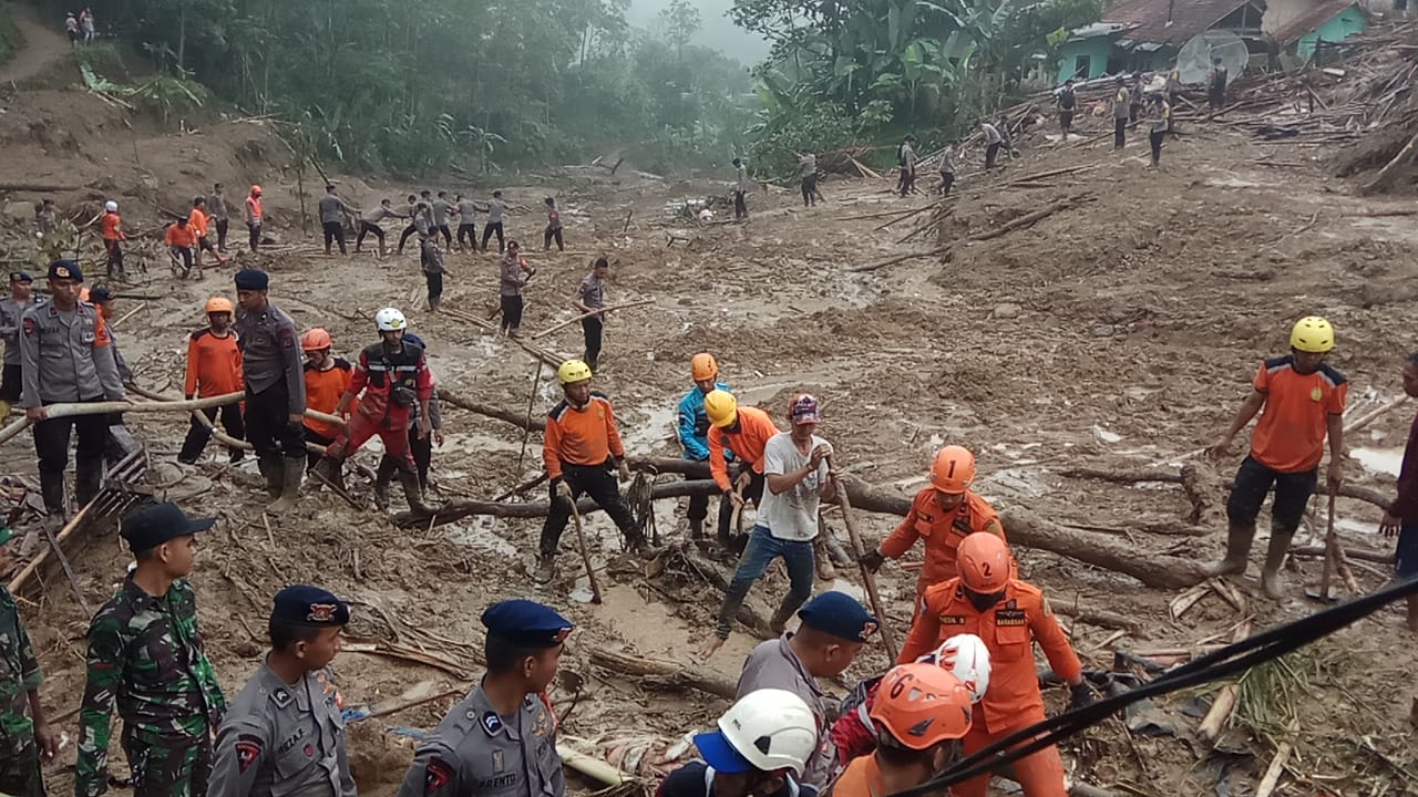 Relawan Muhammadiyah menembus Kampung Sarongge yang terdampak banjir dan longsor