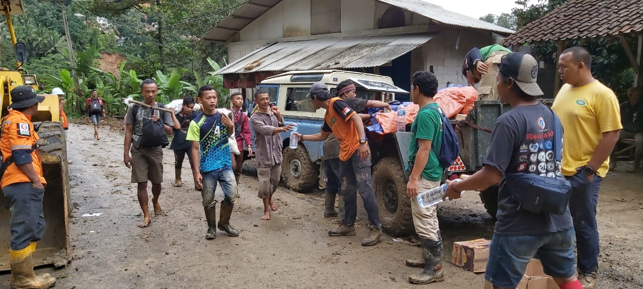 Relawan WMI menembus jalur menuju desa yang terisolir di Bogor Barat akibat bencana banjir