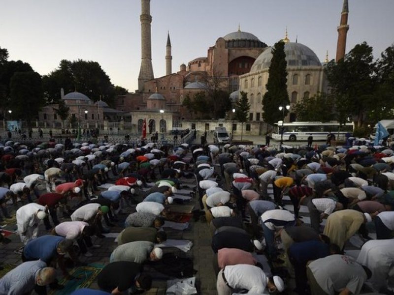 Saat umat muslim Turki salat di depan Hagia Sophia (Foto: AP/Emrah Gurel)