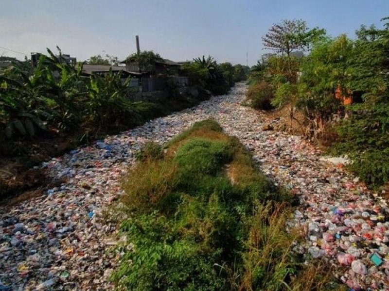 Sampah di Kali Jambe, Bekasi (Foto : detikcom)