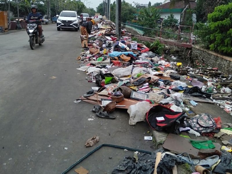 Sampah yang berserakan di Jalan Baru Underpass Kelurahan Duren Jaya Kecamatan Bekasi Timur