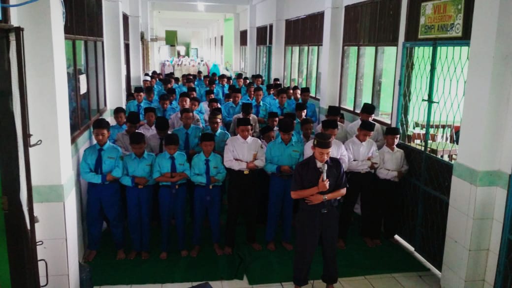 Santri Annur Bekasi Utara melaksanakan Sholat Ghoib untuk Mbah Moen