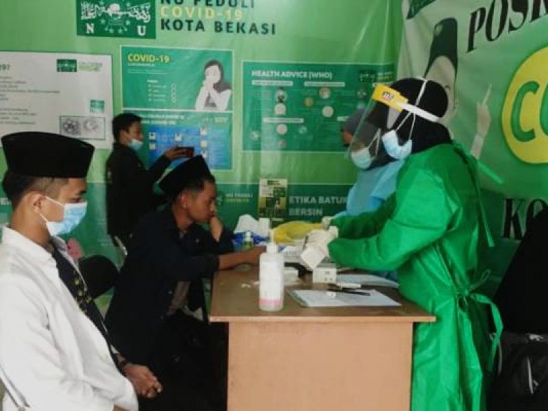 Santri Darussalam, Banyuwangi mengikuti rapid test di posko NU Peduli Covid-19 Kota Bekasi