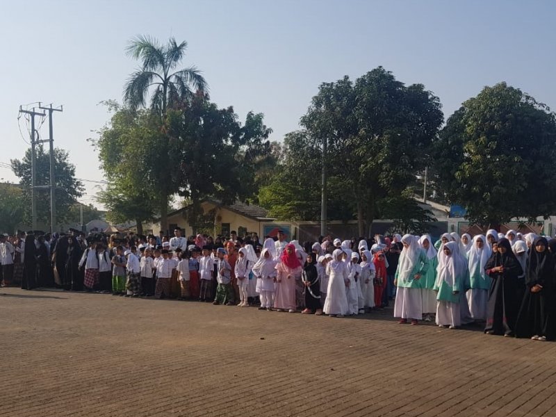 Santri Pondok Pesantren Annur Bekasi Utara melaksanakan upacara dalam memperingati HSN