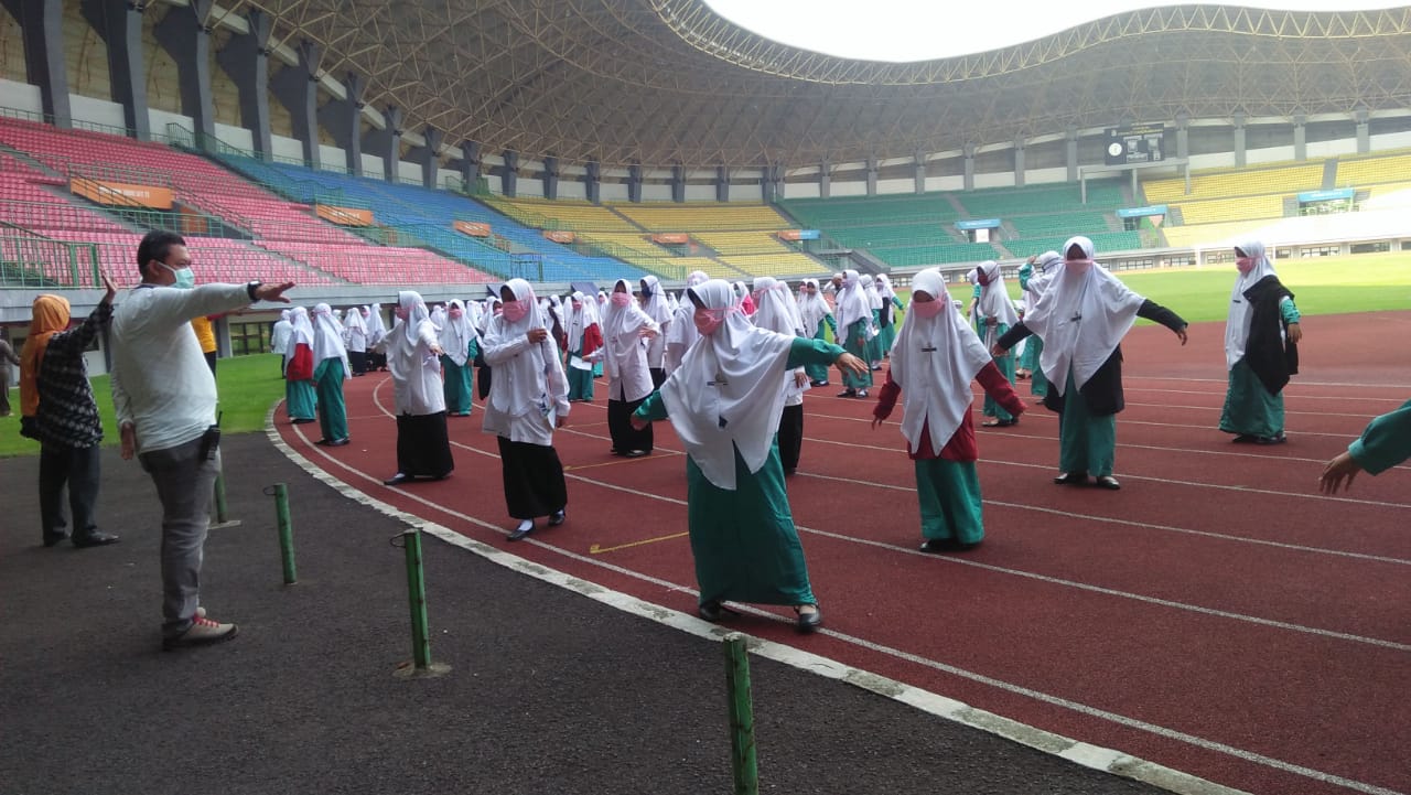 Santriwati Pondok Pesantren Gontor tiba di Stadion Patriot Candrabhaga untuk pemeriksaan kesehatan