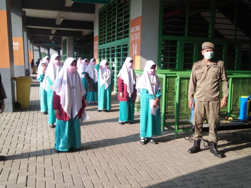 Santriwati Ponpes Gontor tiba di Stadion Patriot Candrabhaga untuk pemeriksaan kesehatan